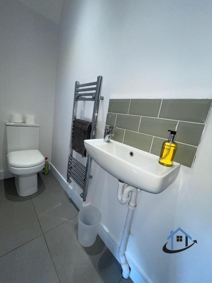 Acaster House, X4 Rooms With En-Suites X1 Room Private Bathroom, Street Parking, Close To Train Station 凯特林 外观 照片