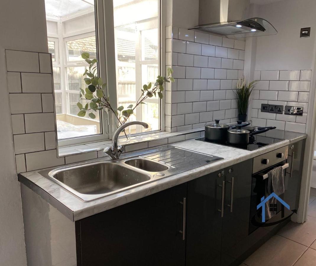 Acaster House, X4 Rooms With En-Suites X1 Room Private Bathroom, Street Parking, Close To Train Station 凯特林 外观 照片